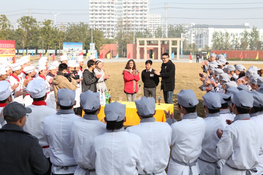 合论主持人采访我院教师