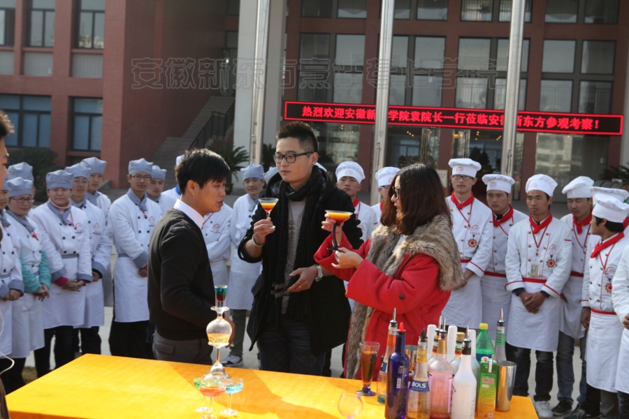 主持人跟着老师学调酒