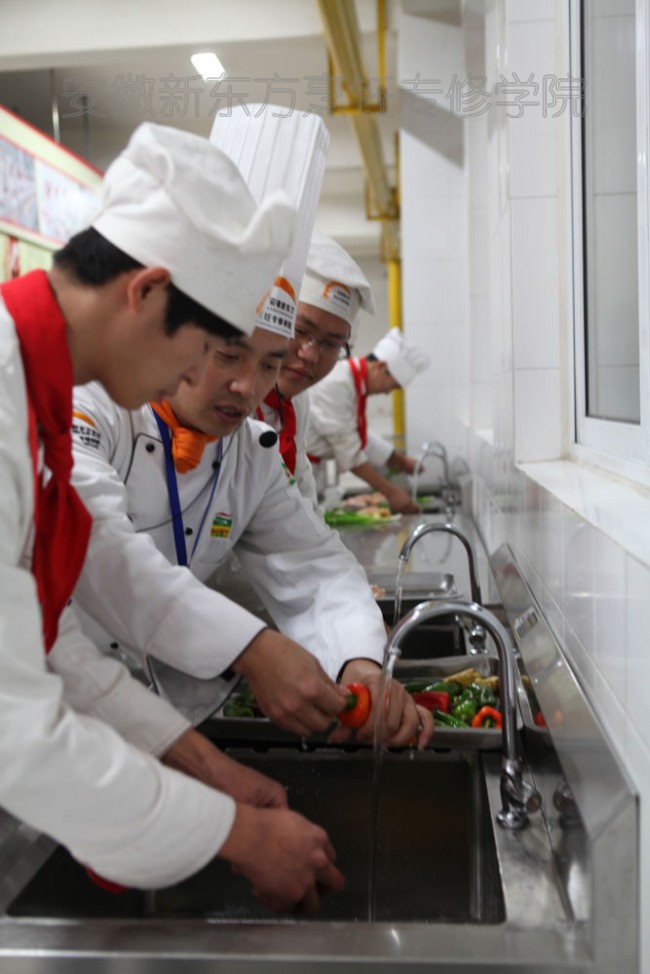 老师给学生指导原料清洗时应注意的技巧