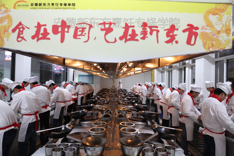 同学们都在认真的处理原料