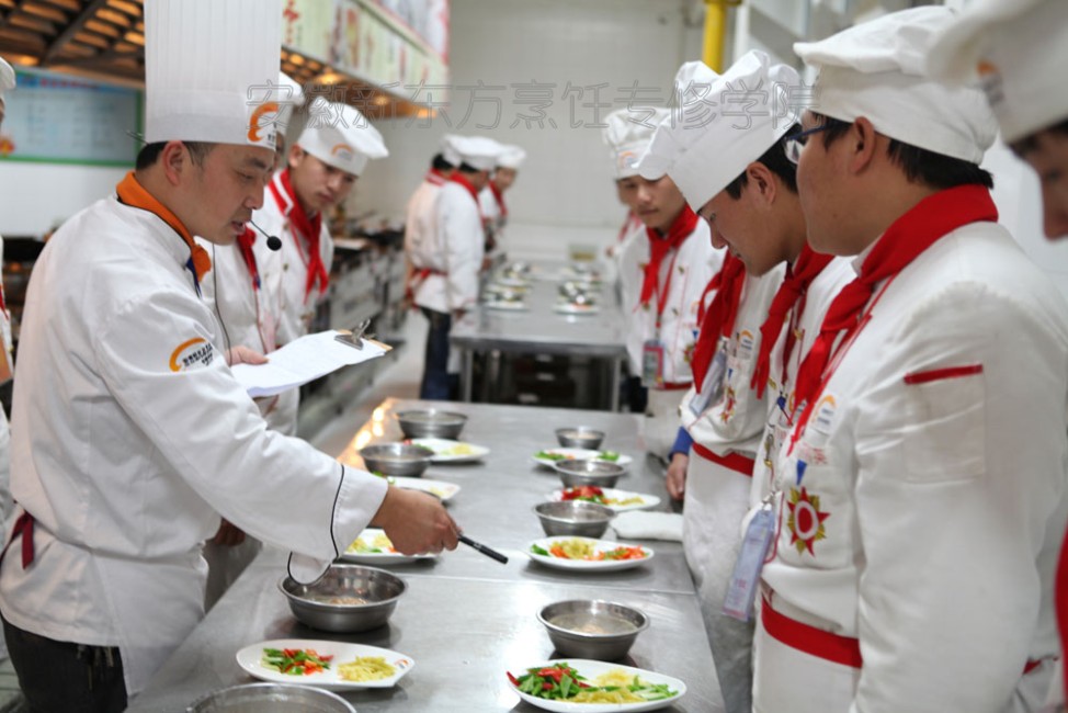 老师给原料改刀进行打分