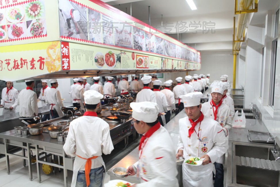同学们把自己处理好的原料端到灶上