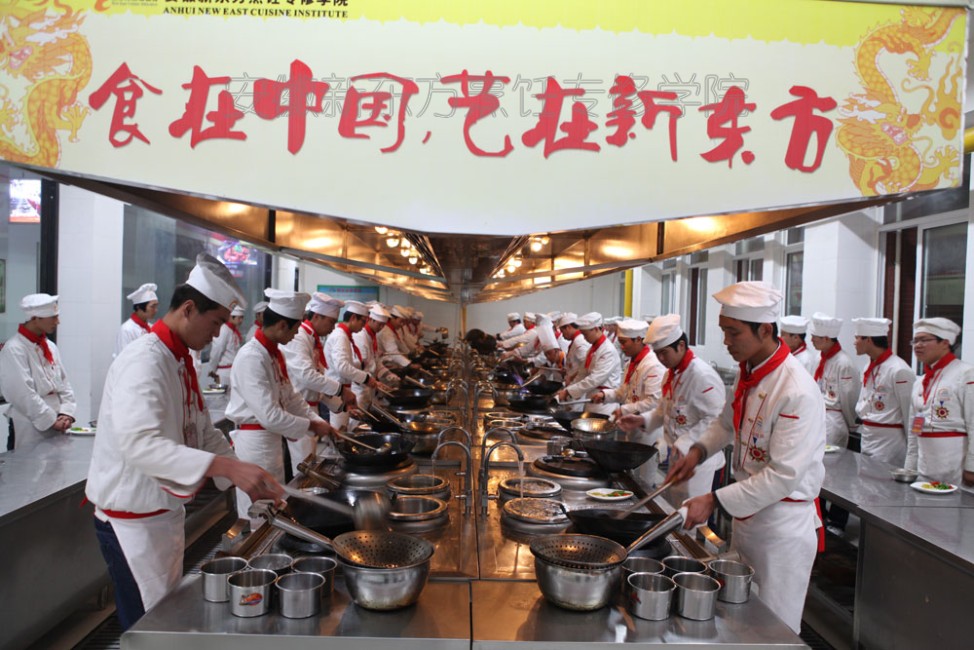 在锅里放上油，等油温到了一定程度就可以倒入切好的原料