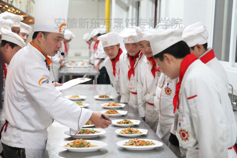 老师给每一道菜肴进行点评