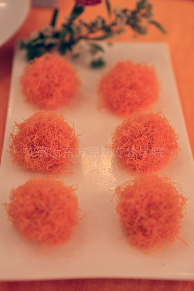 作品：金丝虾球 原料：虾仁 制作者：张雷超