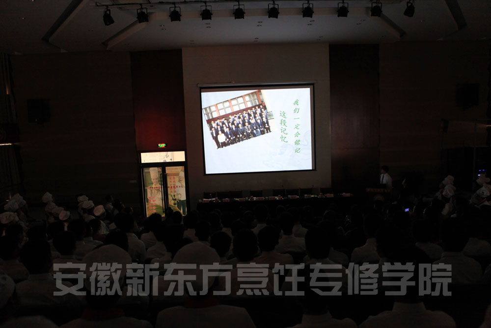 毕业典礼中观看毕业短片