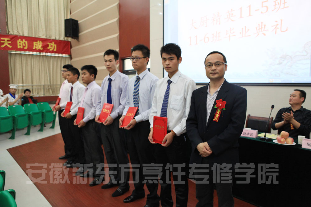 就业办董卫华主任跟优秀学子合影