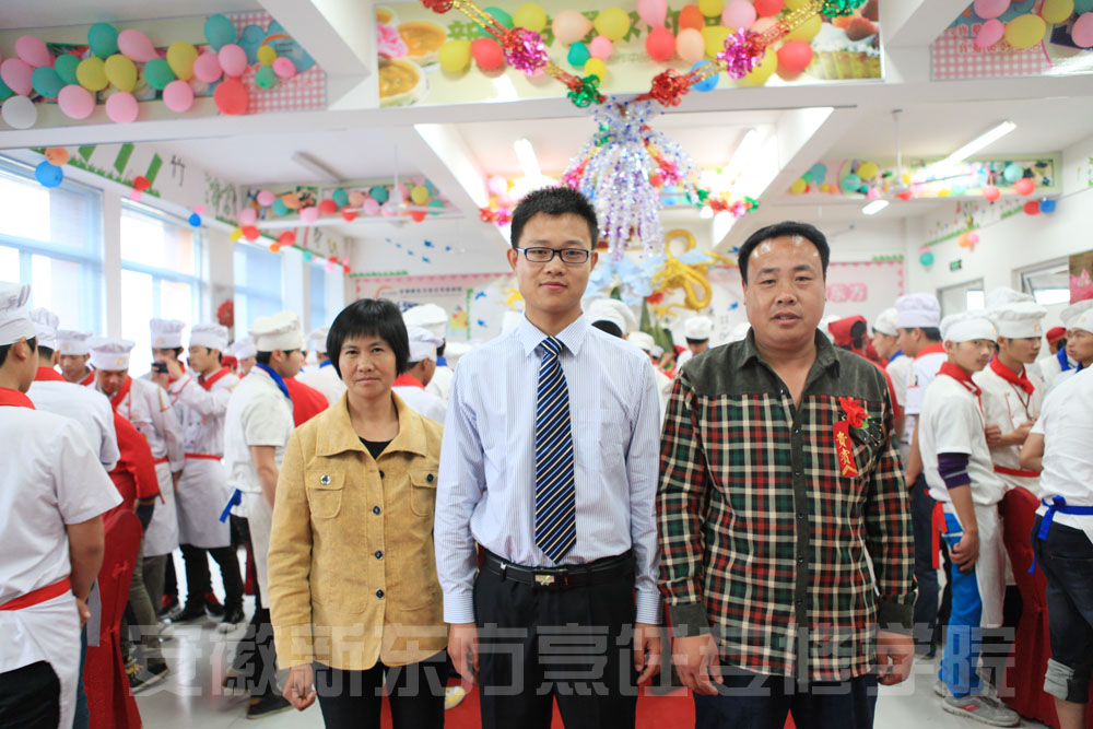 学生与家长合影