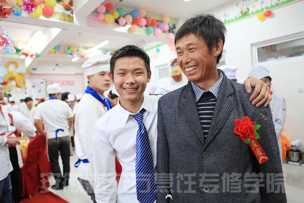 学生与家长合影