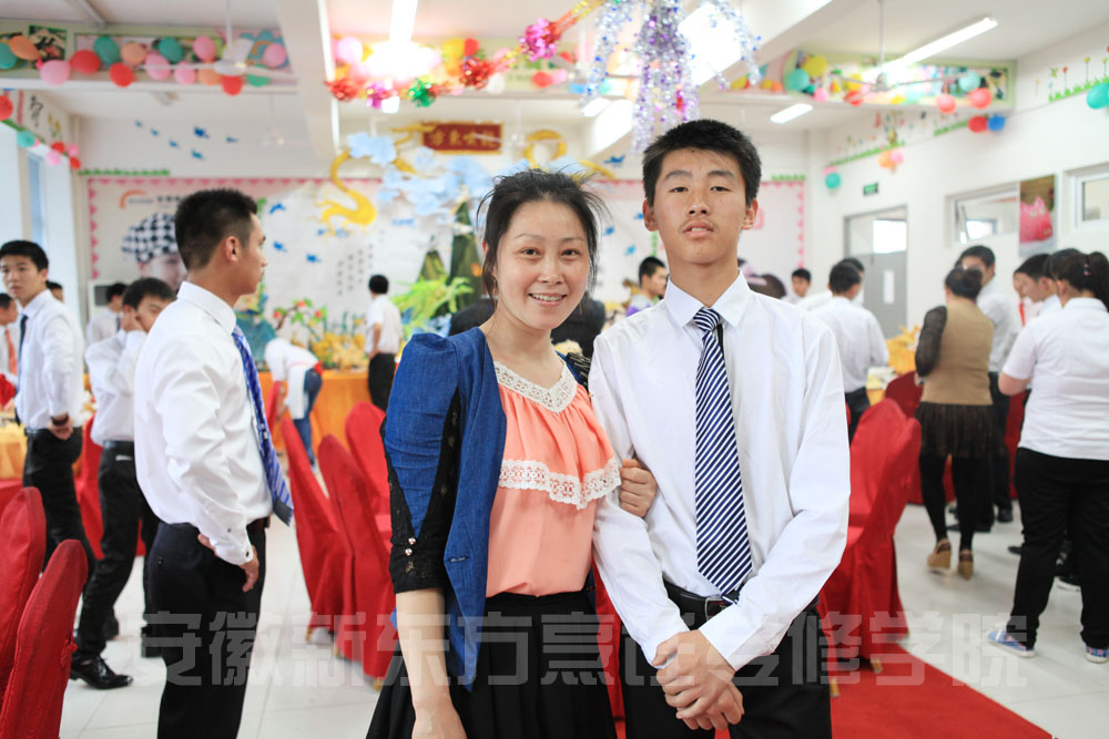 学生与家长合影