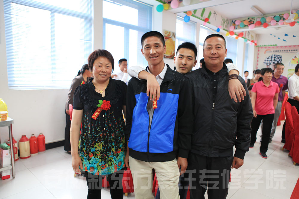 学生与家长合影