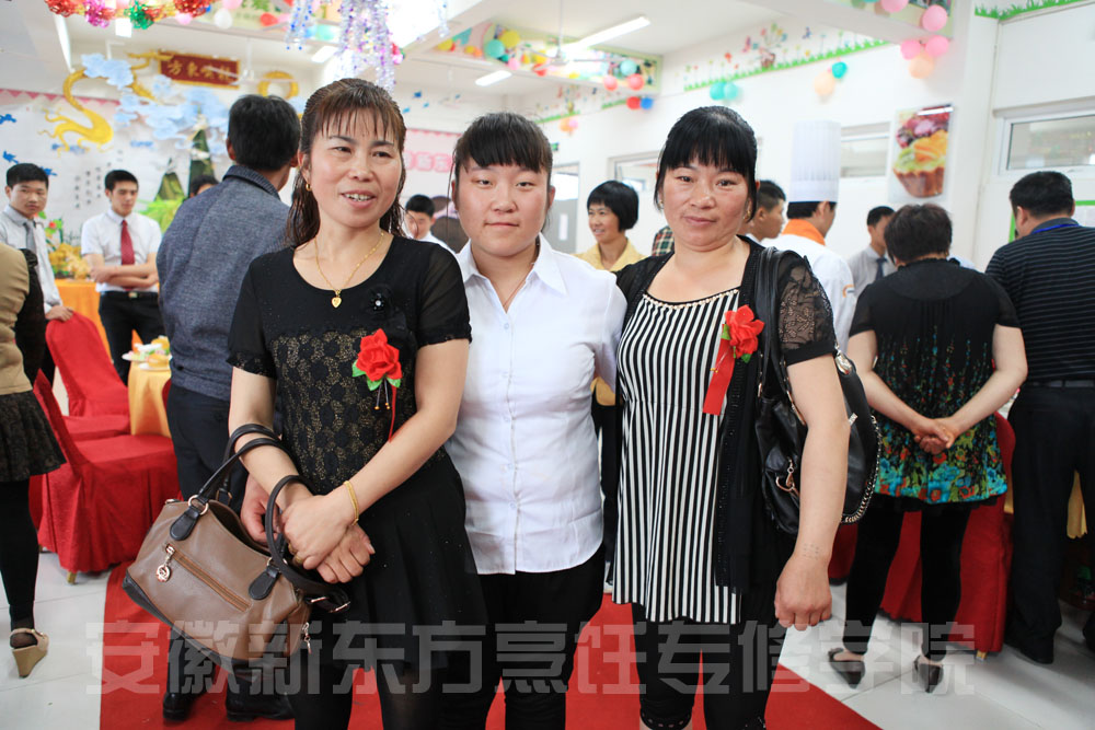 学生与家长合影