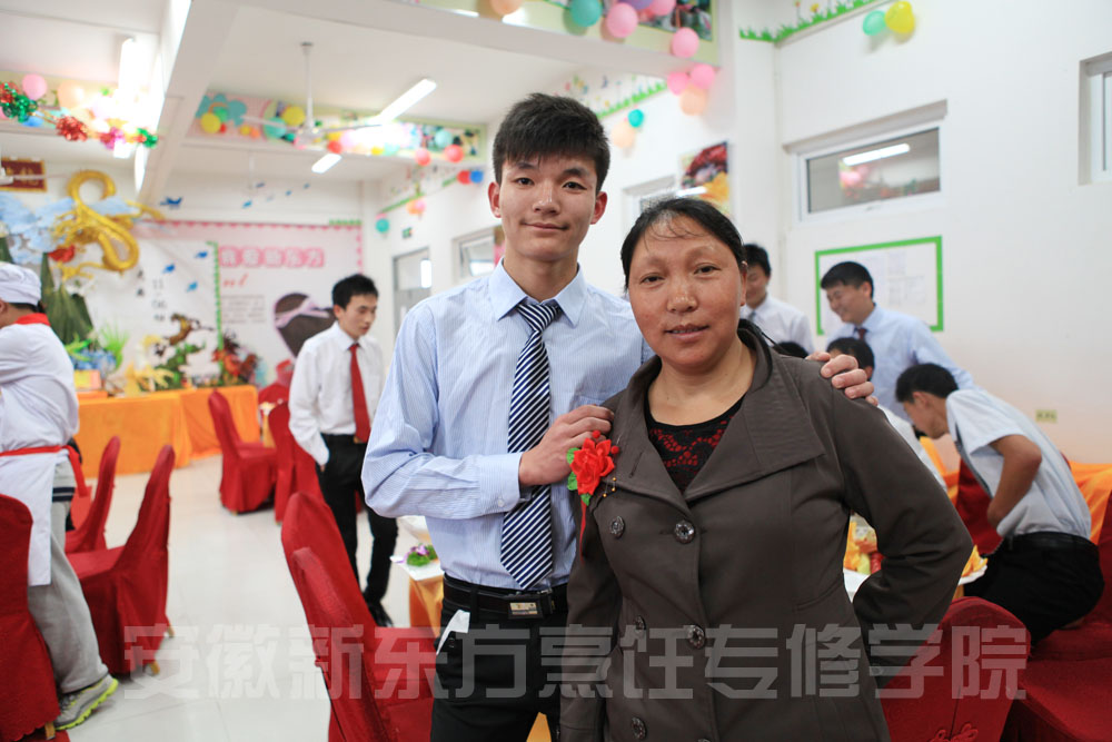 学生与家长合影