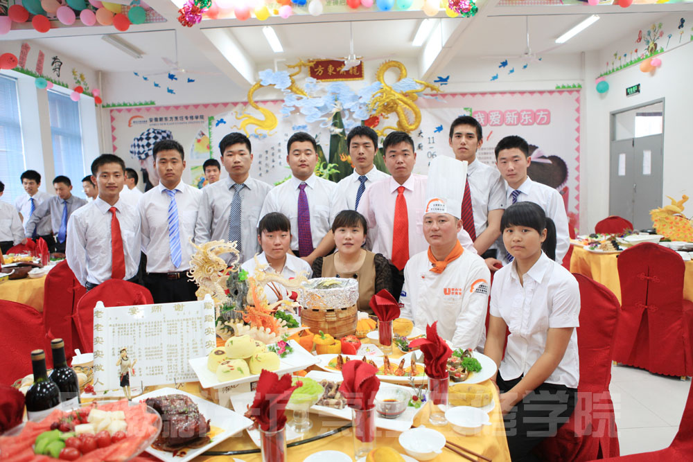 学生及学生家长与班主任老师合影