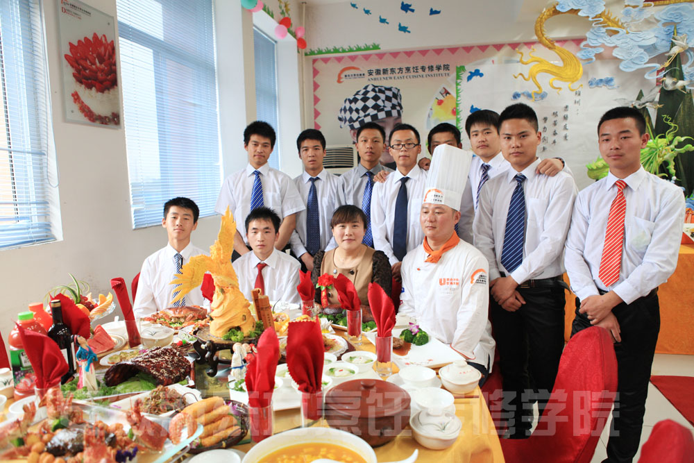 学生及学生家长与班主任老师合影