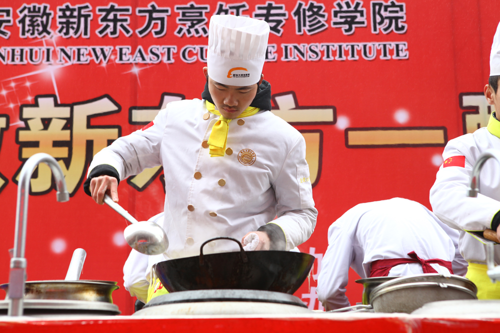 金典总厨认真比赛